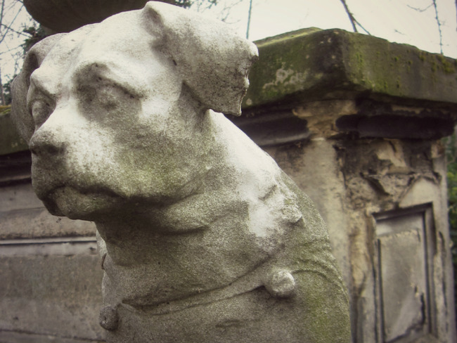 Cimetière des Chiens – Statue of a dog