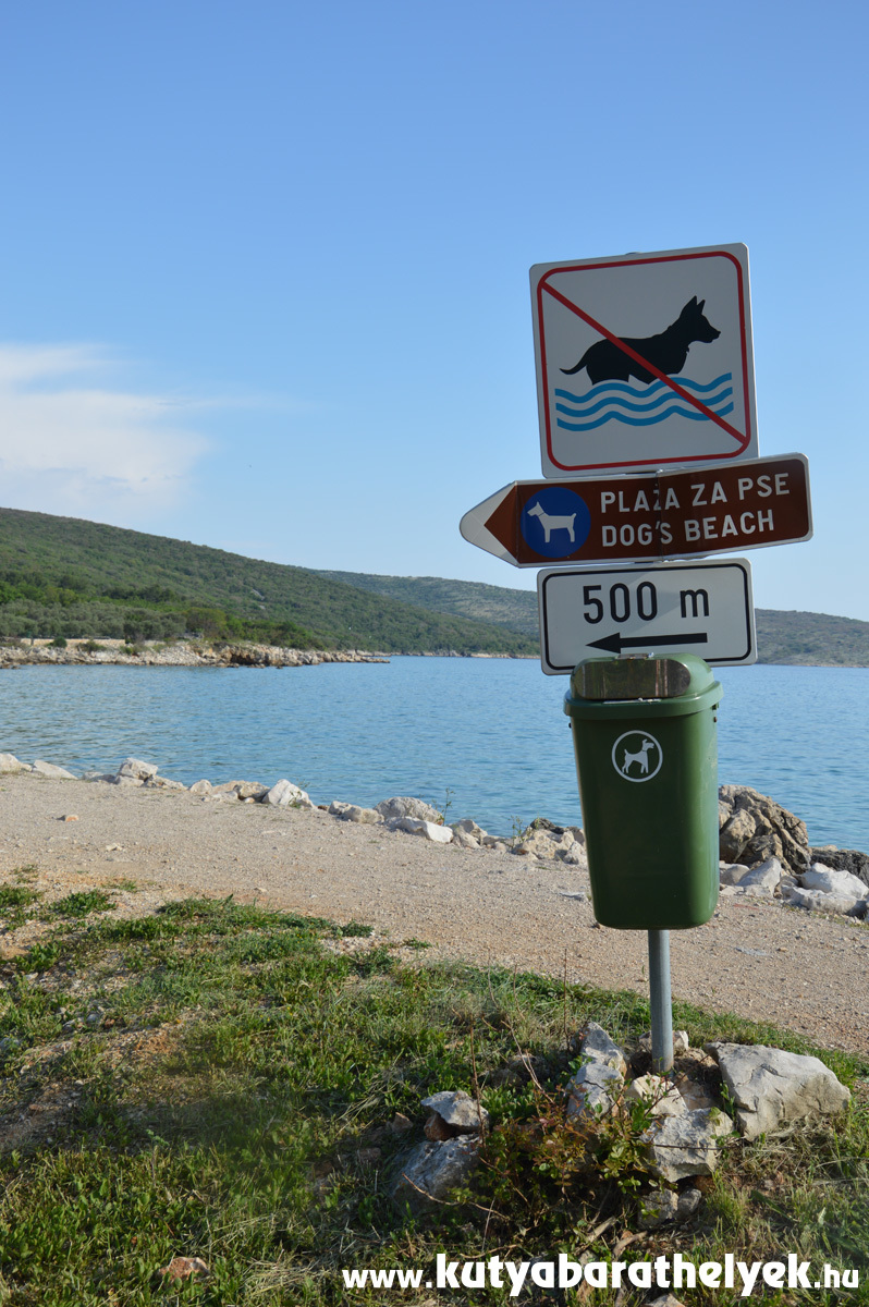 Jól láthatóan ki van táblázva, merre található a kutyás strand. Kutyastrand, Punat