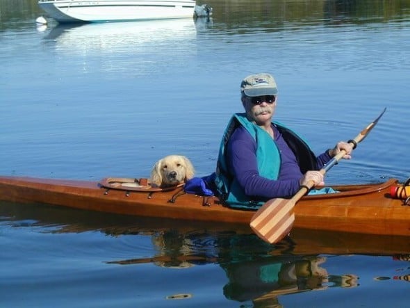 The Golden Retriever can easily lie down in the kayak