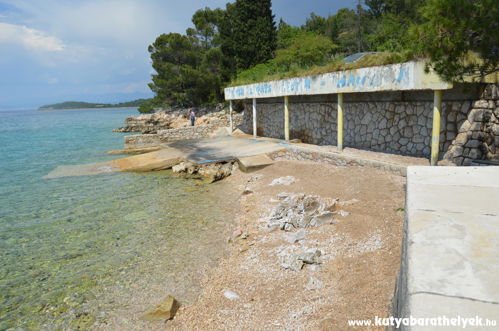 Nem túl tágas a kutyás strand Malinskán, de hűs víz kárpótol!