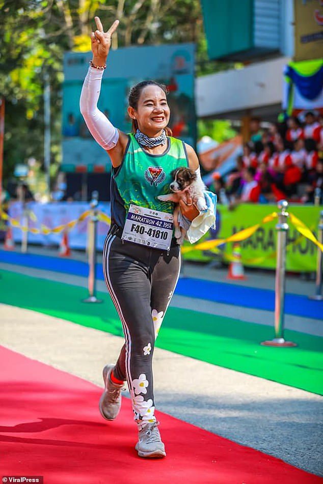 Runner Finds Lost Puppy During Marathon, Carries Him To The Finish Line 