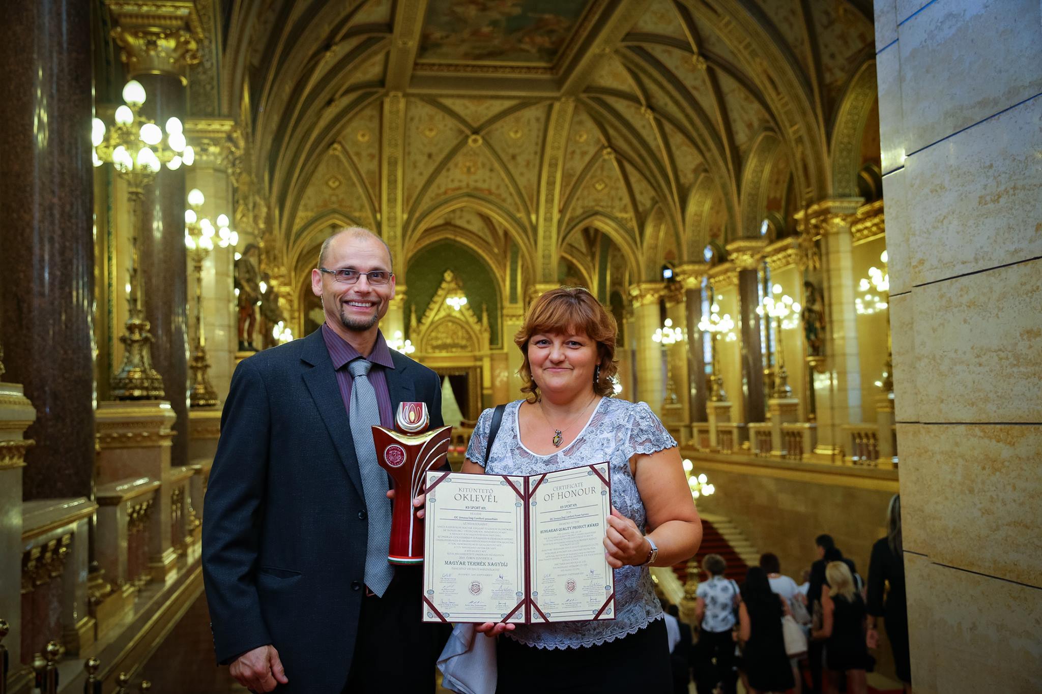 Sebő Gyula és Bakos Anikó ügyvezetők a díjjal