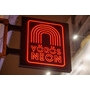 Vörös Neon Bár & Varieté